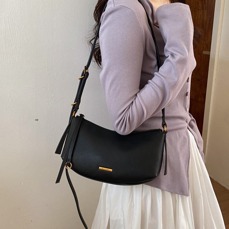 MOODS Half-moon Crossbody Bags – Half Moon Bag Suede recenzja i cena